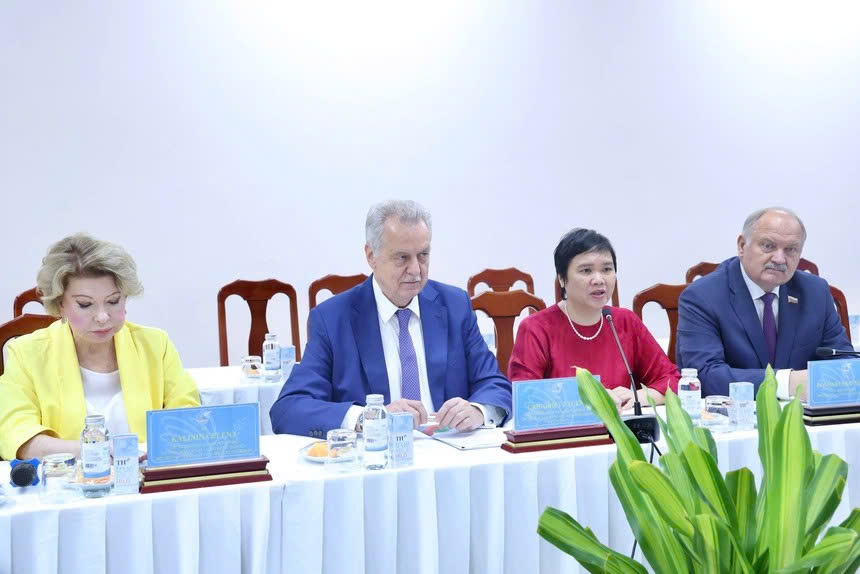  Ông Grigoriev Evgeny, Thành viên Chính phủ Saint Petersburg, Chủ tịch Uỷ ban Đối ngoại Saint Petersburg (thứ 2 từ trái sang); ông Bondarenko Nikolai, Phó Chủ tịch, Phó Hội đồng Lập pháp Saint Petersburg (bìa phải) tham dự buổi làm việc. 