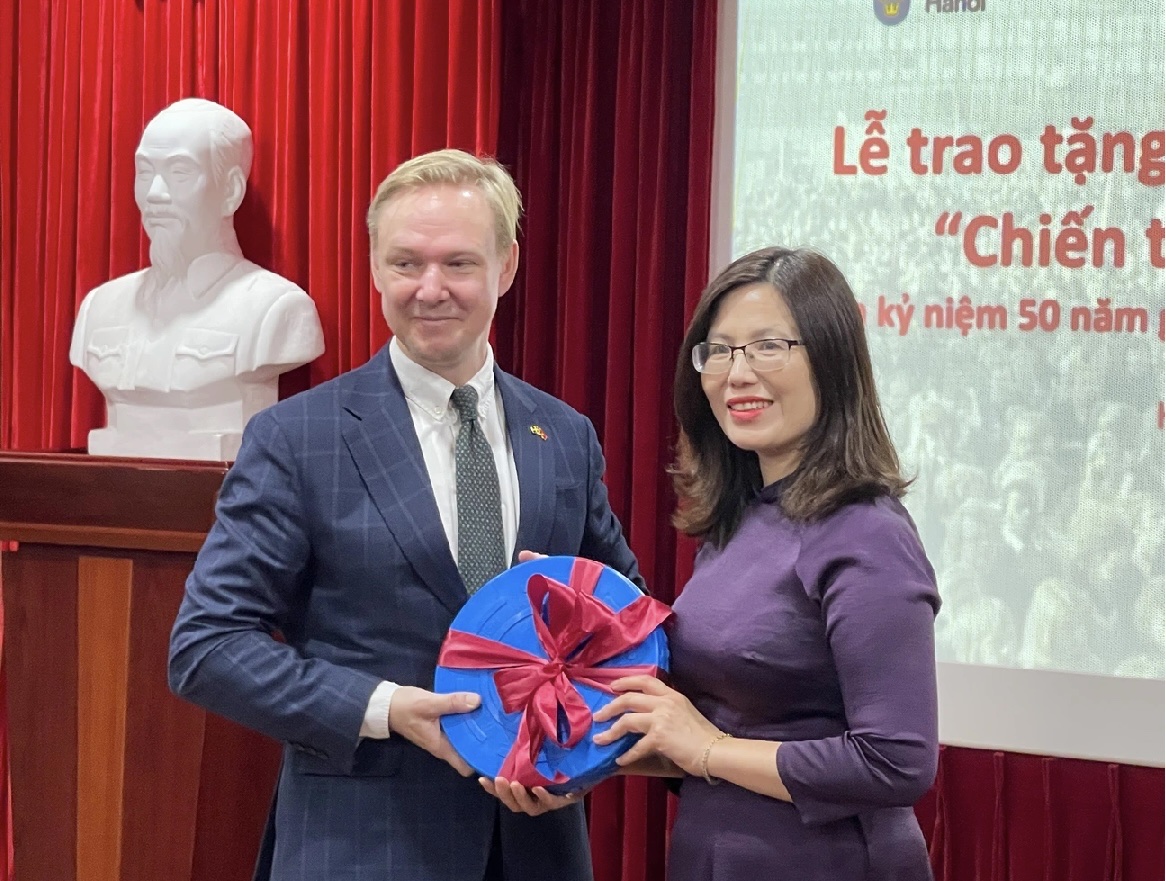 Ông Oscar Staffas Edström - trưởng bộ phận thương mại và xúc tiến Đại sứ quán Thụy Điển tại Việt Nam - trao tặng phim tài liệu Victory Vietnam (Chiến thắng của Việt Nam) cho bà Lê Thị Hà,Giám đốc Viện Phim Việt Nam