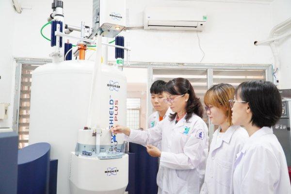 GS.TS Nguyễn Thị Thanh Mai trong phòng thí nghiệm