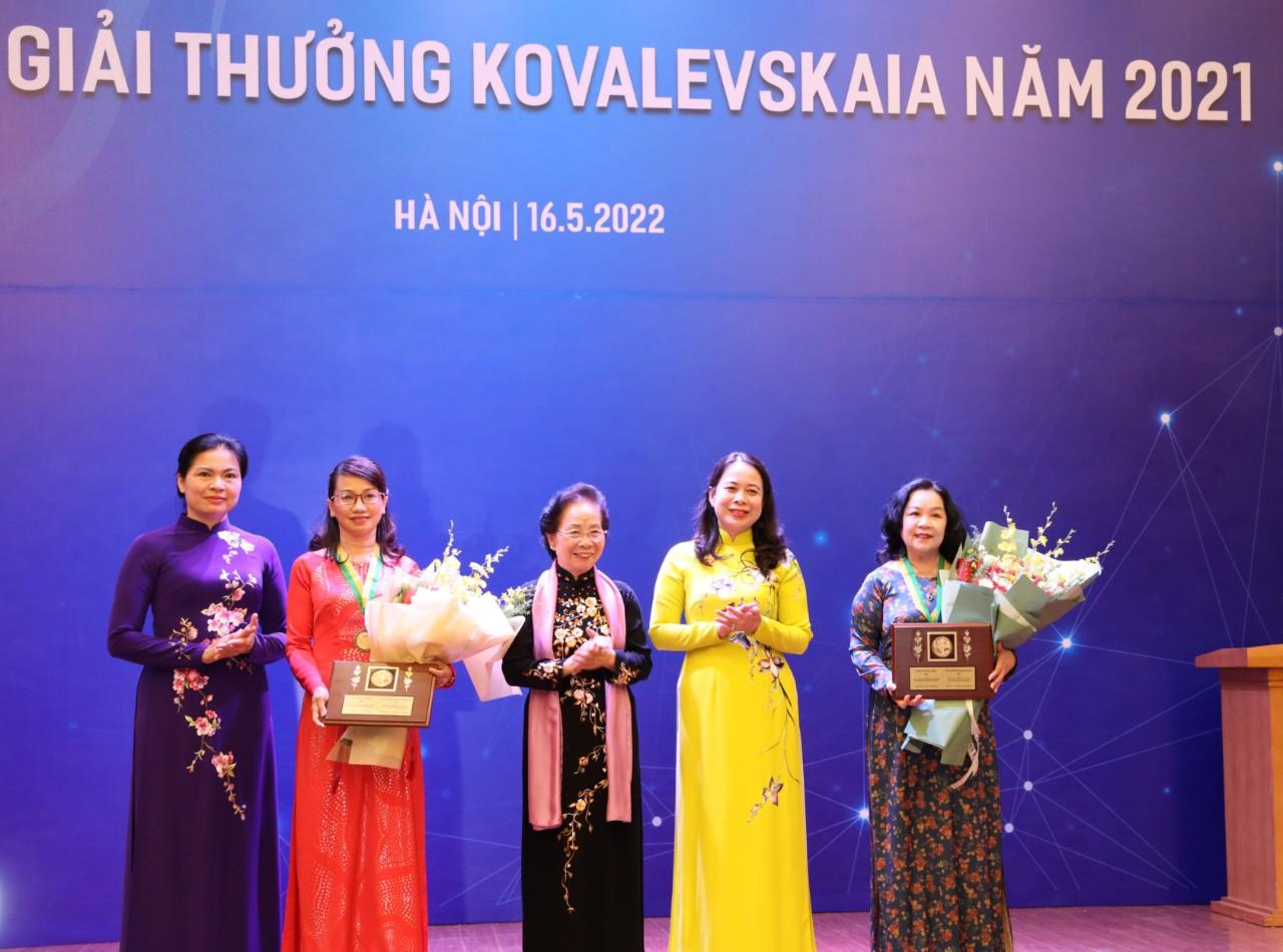 GS.TS Nguyễn Thị Thanh Mai (người thứ hai từ trái qua) nhận Giải thưởng Kovalepskai năm 2021 ngày 16/5/2022.