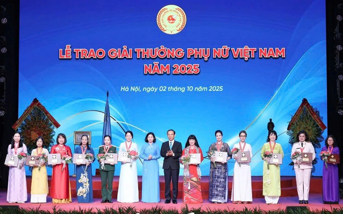 Ông Nguyễn Văn Nên (thứ 7 từ phải sang), Ủy viên Bộ Chính trị, Thường trực Tiểu ban Văn kiện Đại hội XIV của Đảng và bà Nguyễn Thị Tuyến (thứ 7 từ trái sang), Ủy viên TƯ Đảng, Phó Chủ tịch Uỷ ban Trung ương MTTQ Việt Nam, Chủ tịch Hội LHPN Việt Nam, trao Giải thưởng Phụ nữ Việt Nam 2025 cho 12 cá nhân xuất sắc