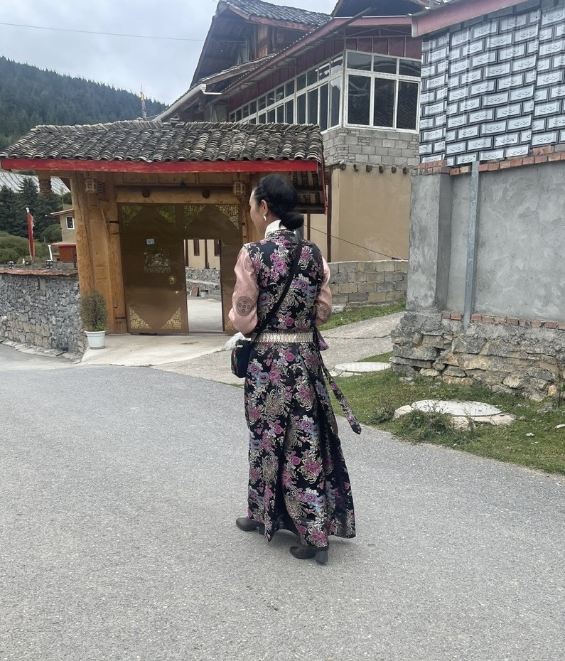 Người phụ nữ mang thai đứa con thứ 6 ở tuổi trung niên với năm chóp bạc bên sườn khẽ đung đưa theo từng bước chân chậm rãi.