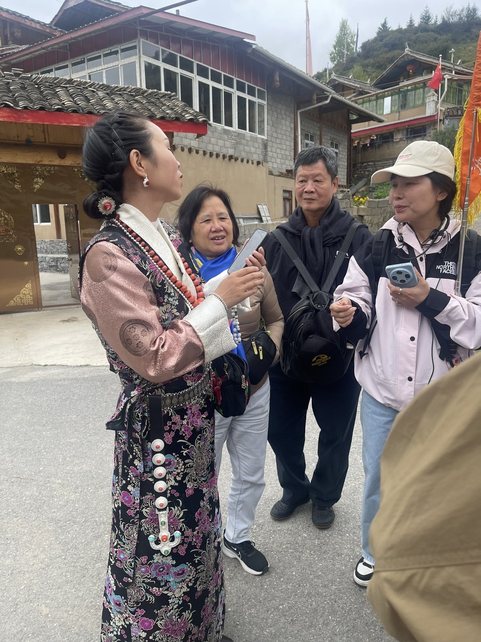 Dải đeo có hình chóp bên sườn là dấu hiệu nhận biết người phụ nữ đang sống cùng 5 người chồng
