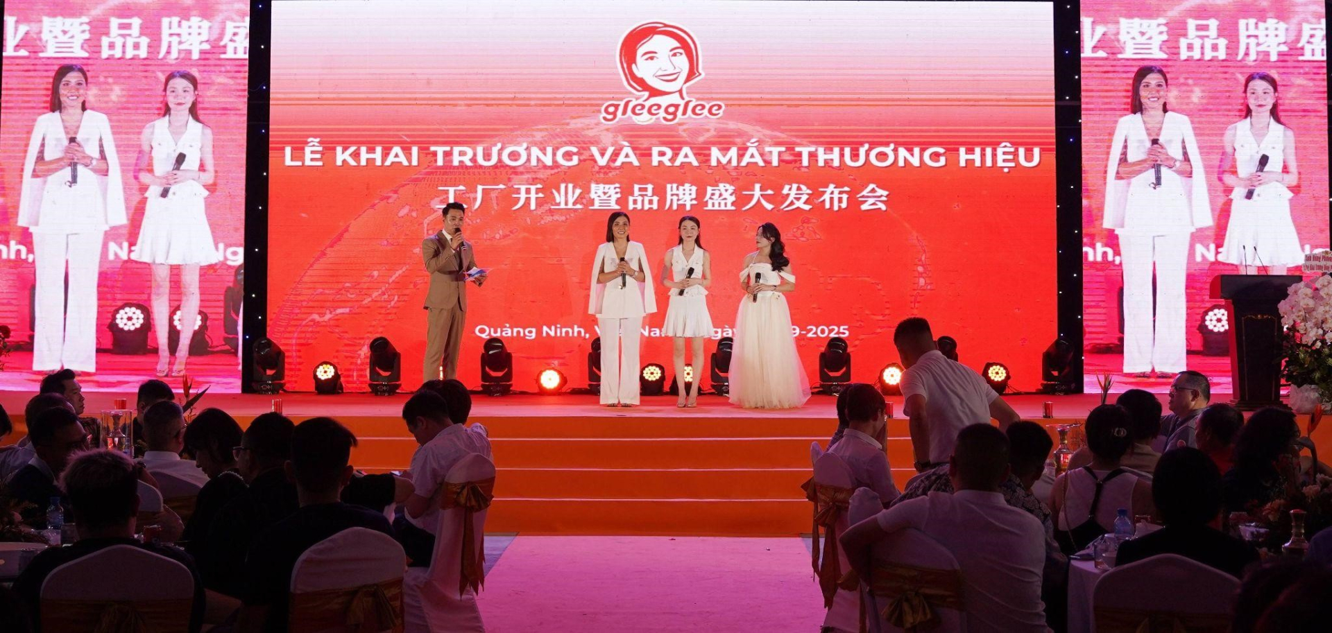Chị Hằng và đối tác Trung Quốc trong ngày khai trương nhà máy và ra mắt thương hiệu Gleeglee Việt Nam.