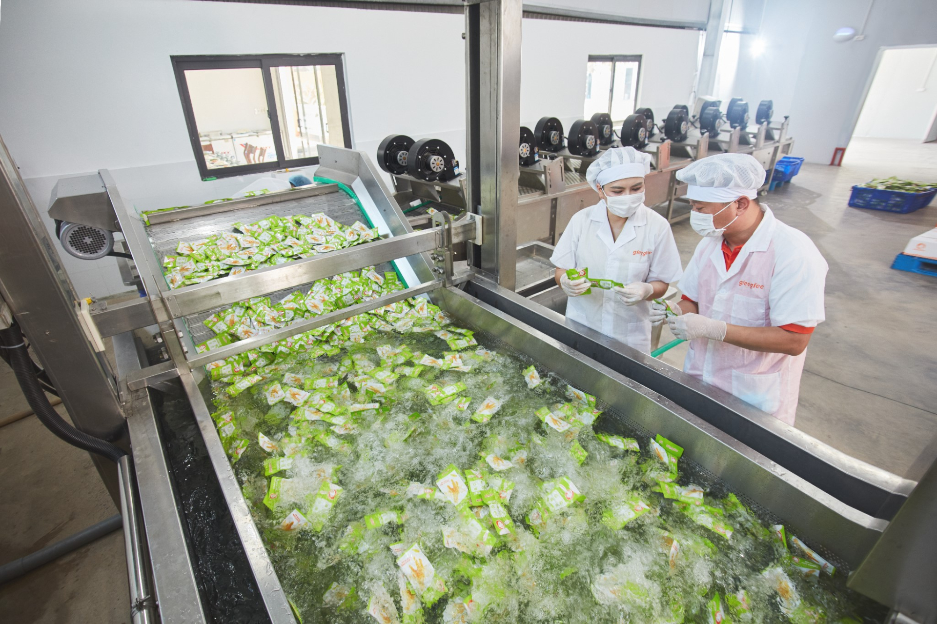 Là người đứng đầu công ty, chị Hằng luôn sát sao tới từng công đoạn tại nhà máy