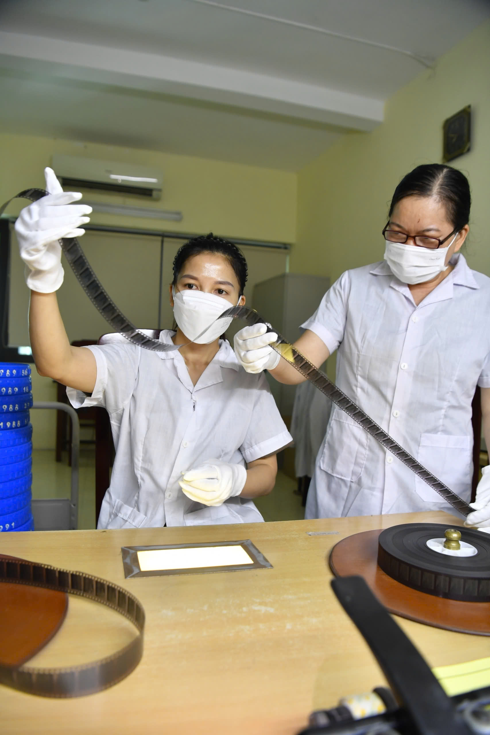 Số hóa không chỉ là quét phim thành dữ liệu, mà là một quy trình phức tạp gồm phục chế, hiệu chỉnh, chuyển định dạng và lưu trữ trên hệ thống an toàn lâu dài.