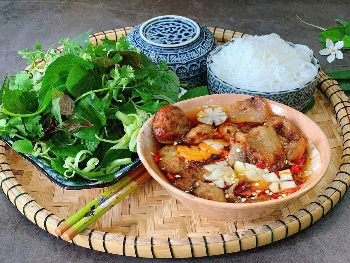 Bún chả nướng đánh thức ký ức, tạo nên sự giao thoa đầy cảm xúc với hàng nghìn thực khách.