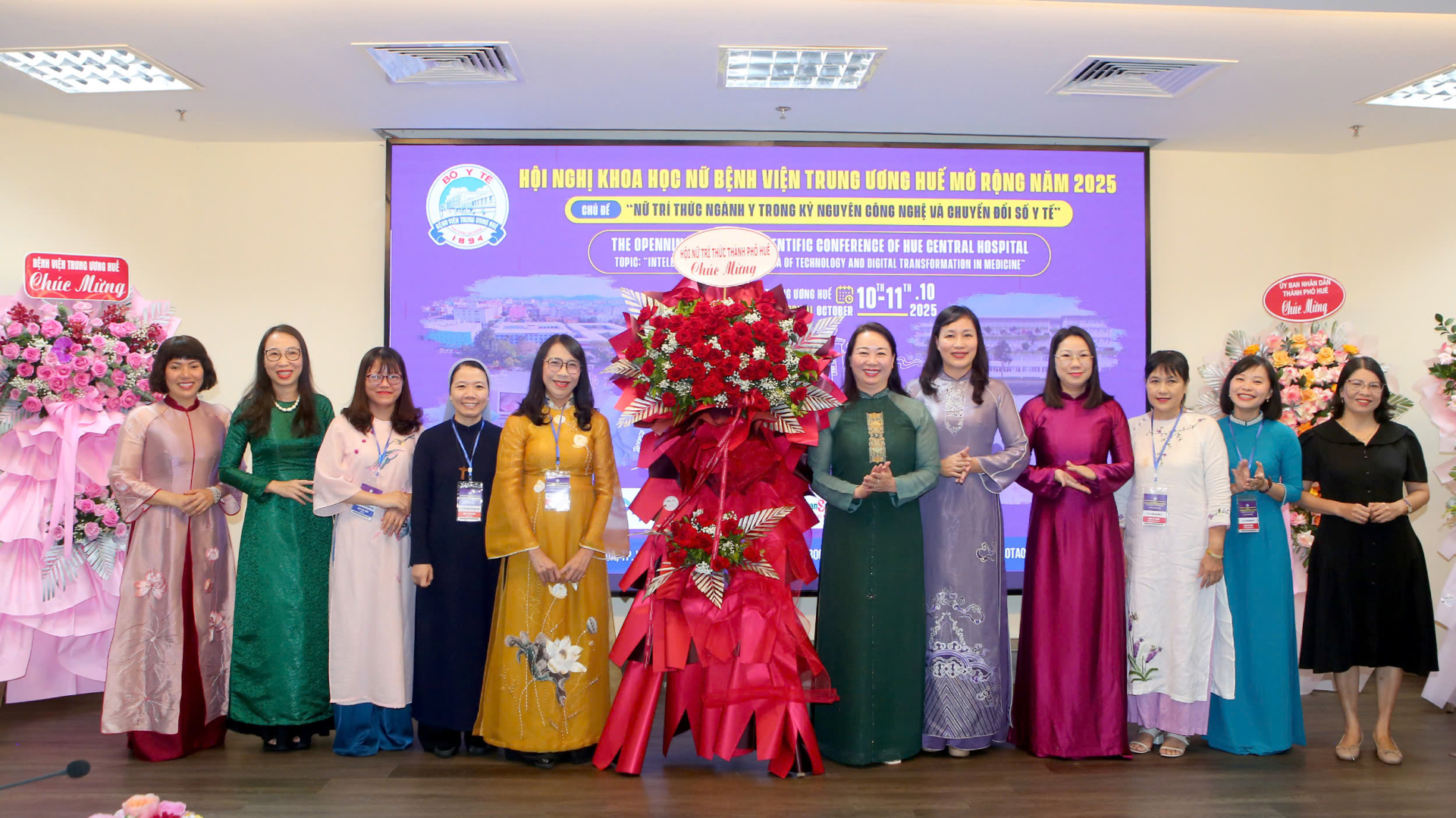 Hội Nữ trí thức TP Huế tặng hoa chúc mừng Hội nghị