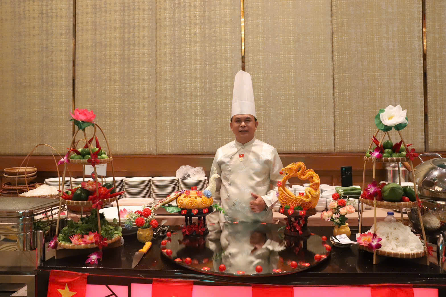 Nghệ nhân Lê Văn Khánh tại không gian giới thiệu món bún chả, nem Việt