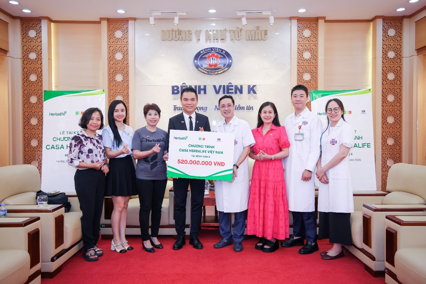 Ông Nguyễn Thành Đạt – Giám Đốc Truyền Thông Herbalife Việt Nam, Campuchia & Thái Lan cùng Thành Viên Độc Lập Herbalife tại lễ tái ký kết tại Bệnh Viện K – Hà Nội.