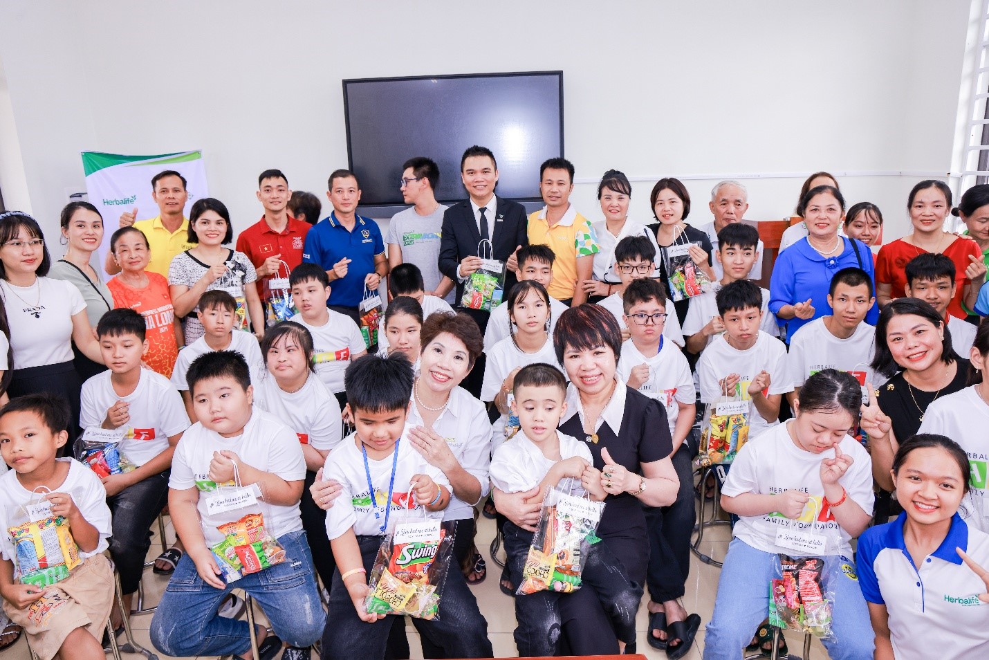 Herbalife Việt Nam tiếp tục hỗ trợ bữa ăn dinh dưỡng cho hơn 3.000 người khó khăn