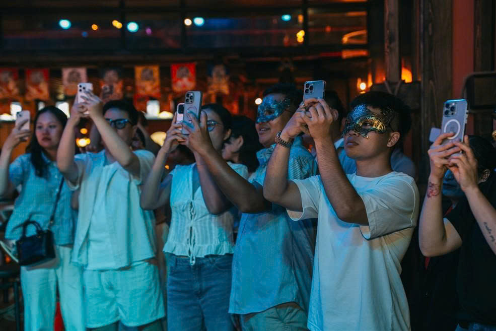 Khán giả choáng ngợp với show After Glow.