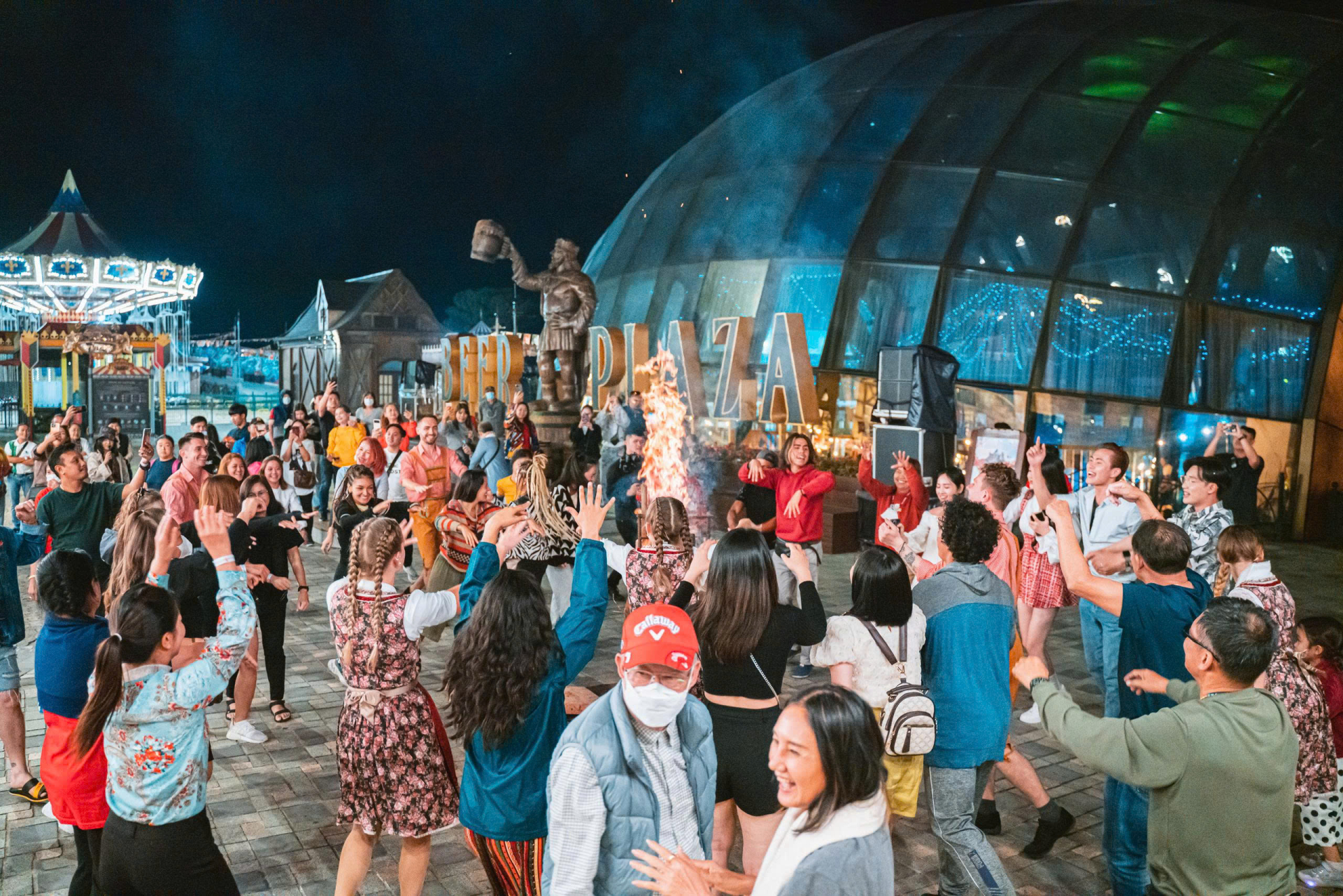 Không khí sôi động về đêm của Bà Nà Hills.