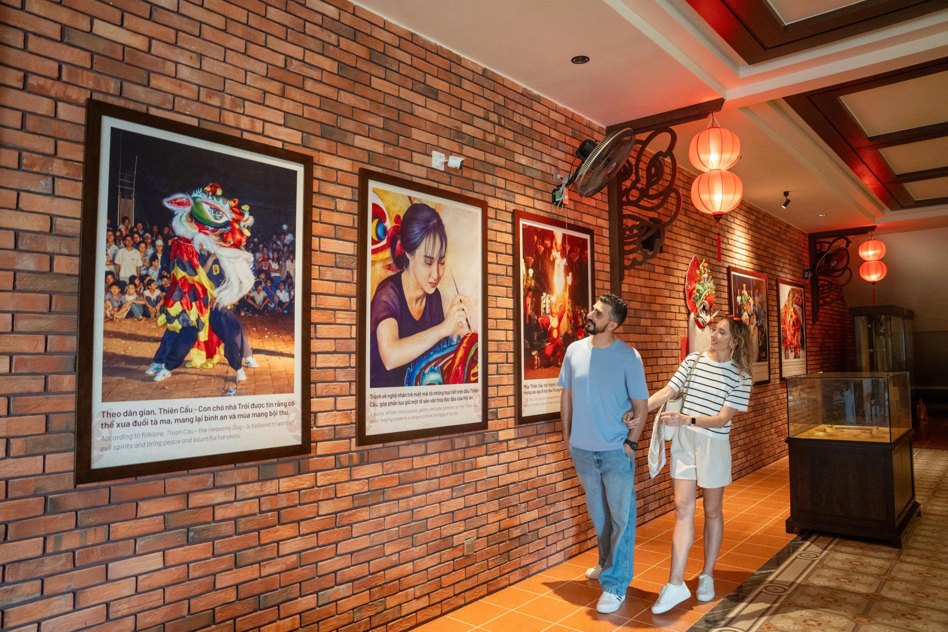 Du khách thích thú tham quan Bảo tàng nghệ thuật Lân – Sư – Rồng.