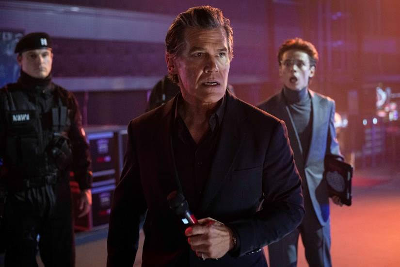  Nhà sản xuất chương trình, Dan Killian (do Josh Brolin thủ vai) hé lộ sự thật về trò chơi The Running Man.