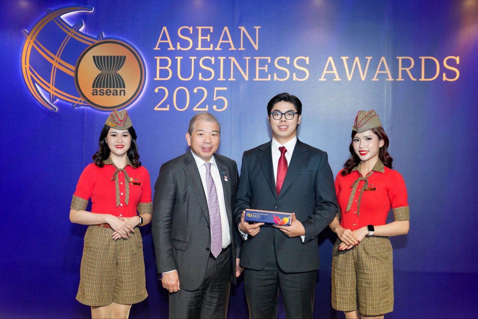 Ông Teo Siong Seng, Chủ tịch Hội đồng Tư vấn Kinh doanh ASEAN tại Singapore, chúc mừng và trao giải thưởng cho Vietjet.