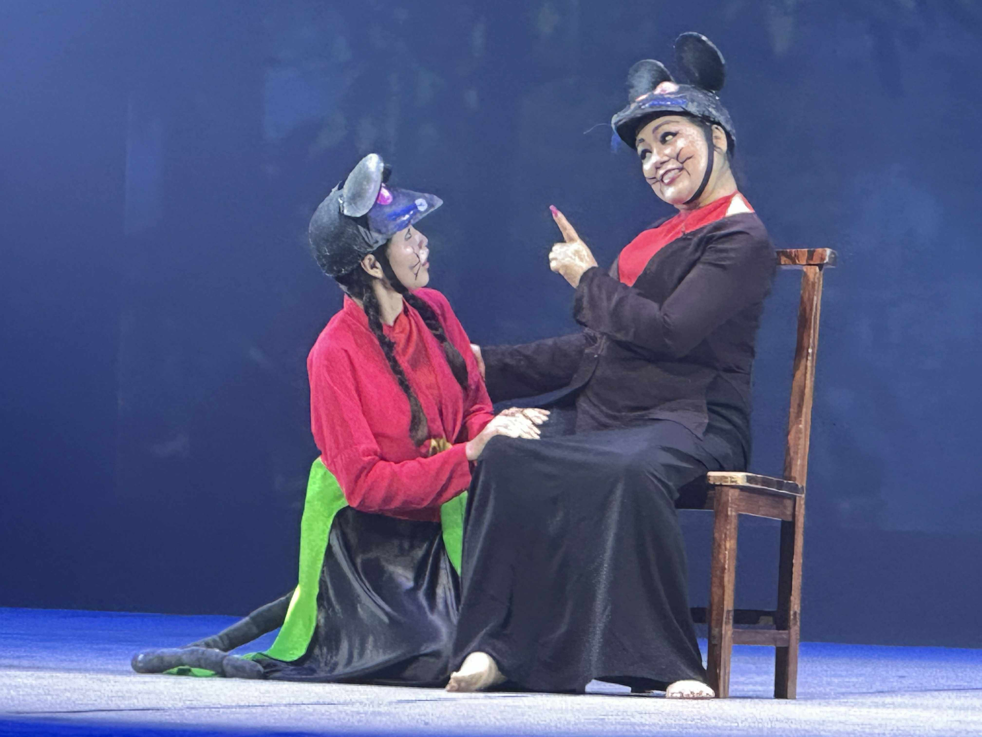 NSND Lệ Ngọc diễn xuất trong vở