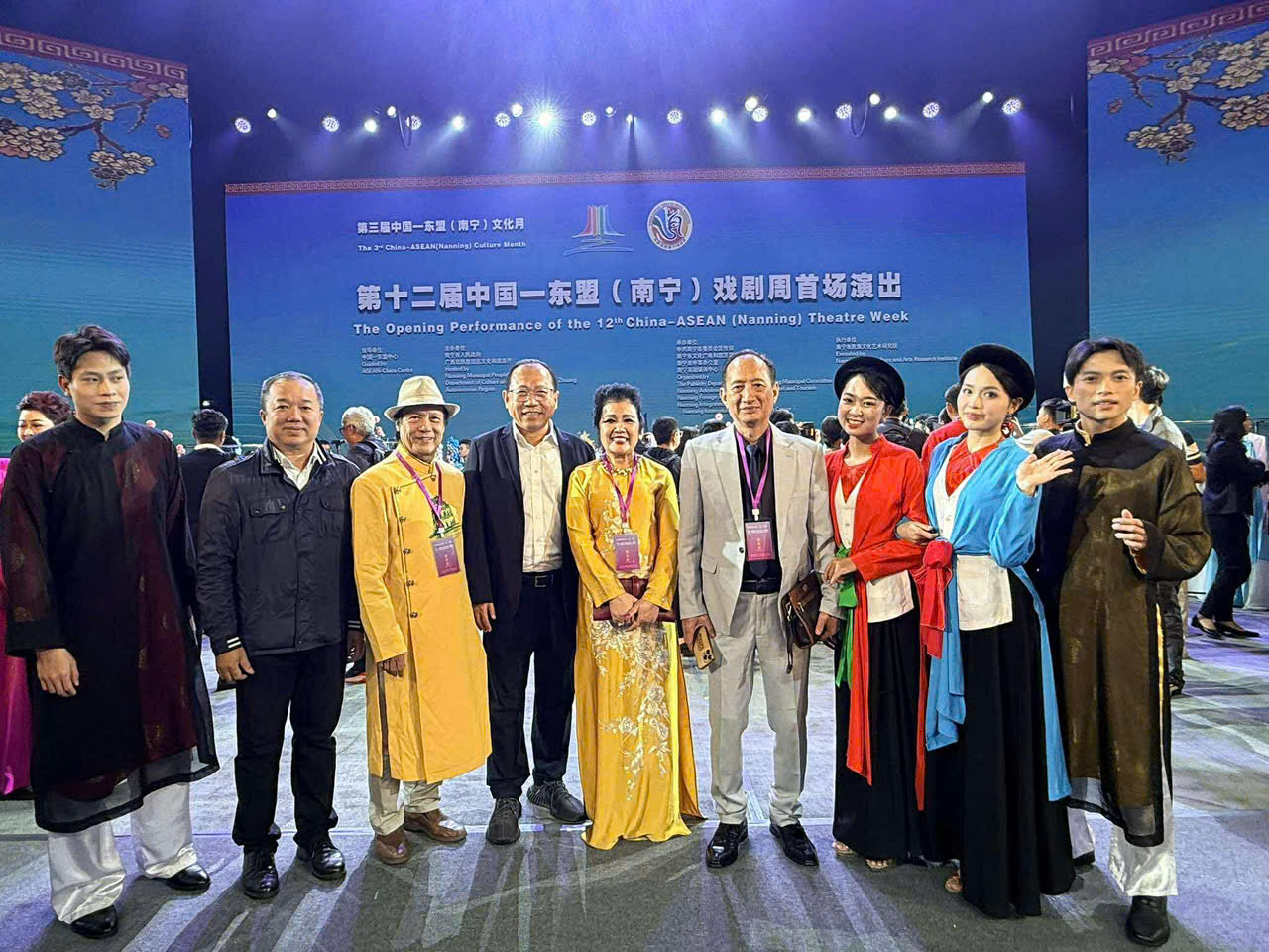 Ông Phương Ninh, Viện trưởng Viện Nghiên cứu Văn hóa Nghệ thuật Dân tộc TP. Nam Ninh, tỉnh Quảng Tây, Trung Quốc (thứ 2 từ trái) cùng các nghệ sĩ của Sân khấu Lệ Ngọc tại  Tuần lễ sân khấu Trung Quốc – ASEAN lần thứ 12.