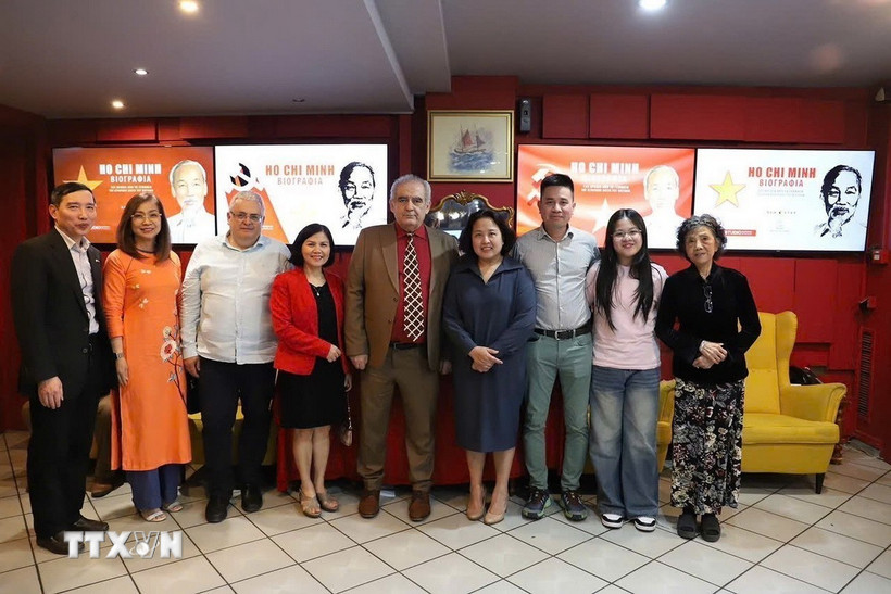 Đại sứ Việt Nam tại Hy Lạp Phạm Thị Thu Hương và các quan khách tham dự buổi chiếu phim tại Hy Lạp