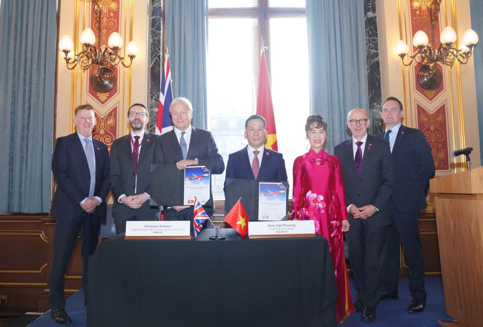 Tổng Giám đốc Vietjet Đinh Việt Phương (giữa, phải) và Tổng Giám đốc Airbus Commercial Christian Scherer ký kết hợp đồng đặt mua 100 tàu bay A321neo tại Bộ ngoại giao Anh với sự chứng kiến của Đại sứ Anh tại Việt Nam Iain Frew (thứ 2, trái), Đặc phái viên Thủ tướng Anh Matt Western (thứ 2, phải).