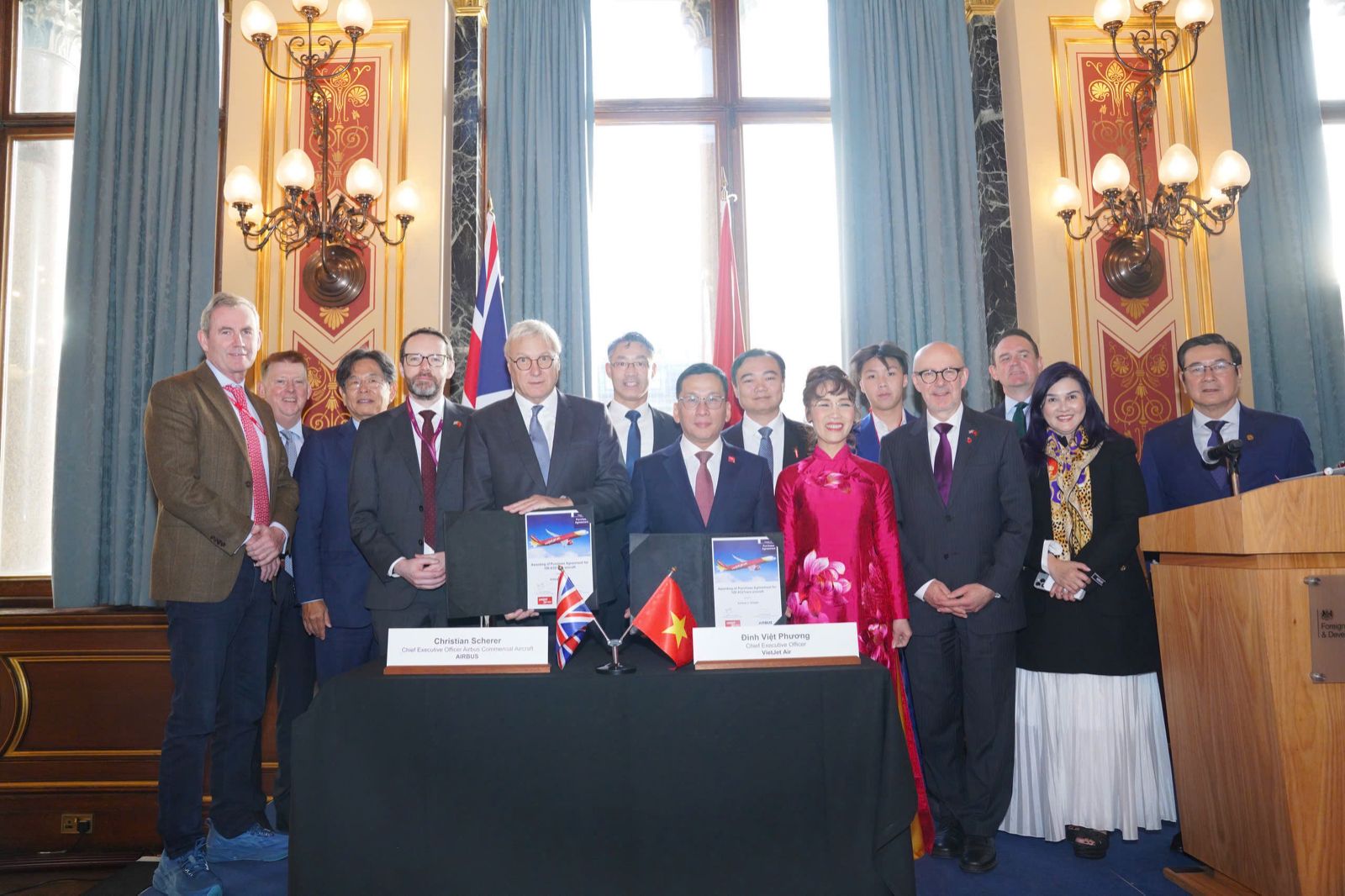 Lễ ký kết trang trọng tại Bộ Ngoại Giao Anh.
