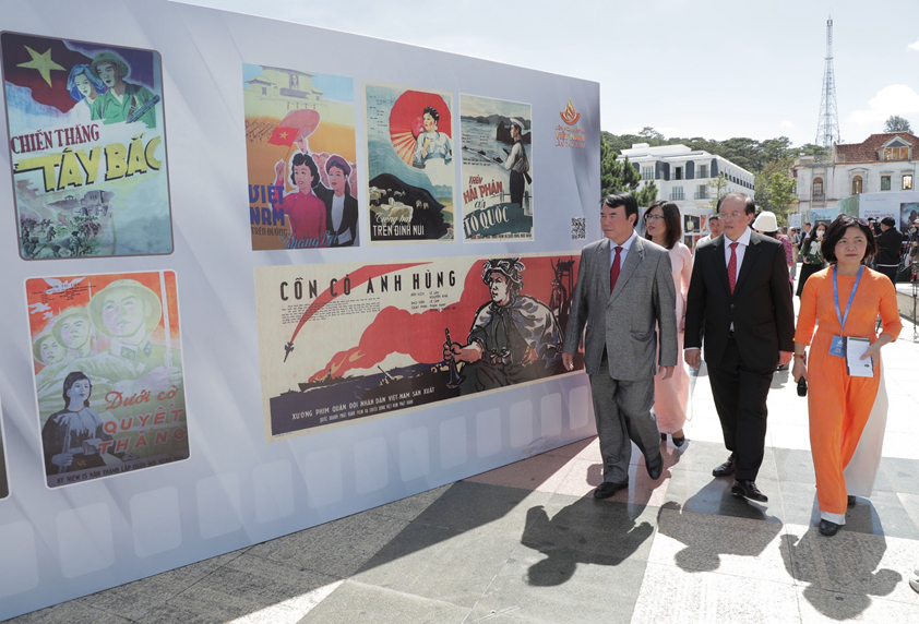 Triển lãm ảnh do Viện Phim Việt Nam tổ chức giới thiệu đến công chúng những hình ảnh ấn tượng từ các bộ phim Viện đang lưu trữ.