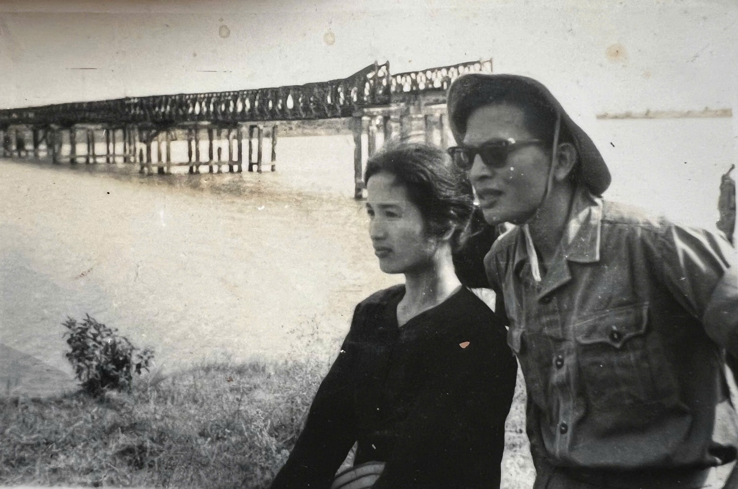 Đạo diễn Hải Ninh và diễn viên Trà Giang bên cầu Hiền Lương năm 1972.