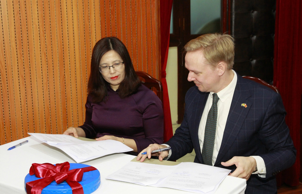 Ông Oscar Staffas Edstrom, Trưởng ban Thương mại và Xúc tiến, Đại sứ quán Thụy Điển và bà Lê Thị Hà, Viện trưởng Viện Phim Việt Nam ký Thỏa thuận giao nhận phim tài liệu Thụy Điển