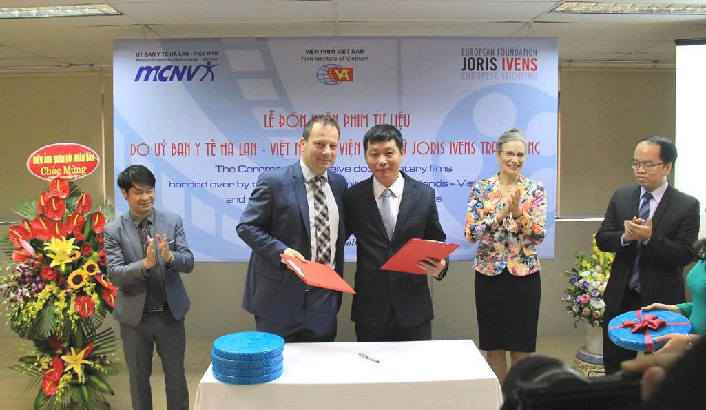 Ủy ban Y tế Hà Lan - Việt Nam đã tặng Viện Phim Việt Nam 29 bộ phim tư liệu nhựa do các nhà làm phim nước ngoài thực hiện tại Việt Nam những năm 1970.  Đặc biệt, những hình ảnh về cuộc gặp gỡ giữa Chủ tịch Hồ Chí Minh và chiến sĩ là hình ảnh cuối cùng của điện ảnh nước ngoài thu hình và ghi âm lời nói của Hồ Chủ tịch.