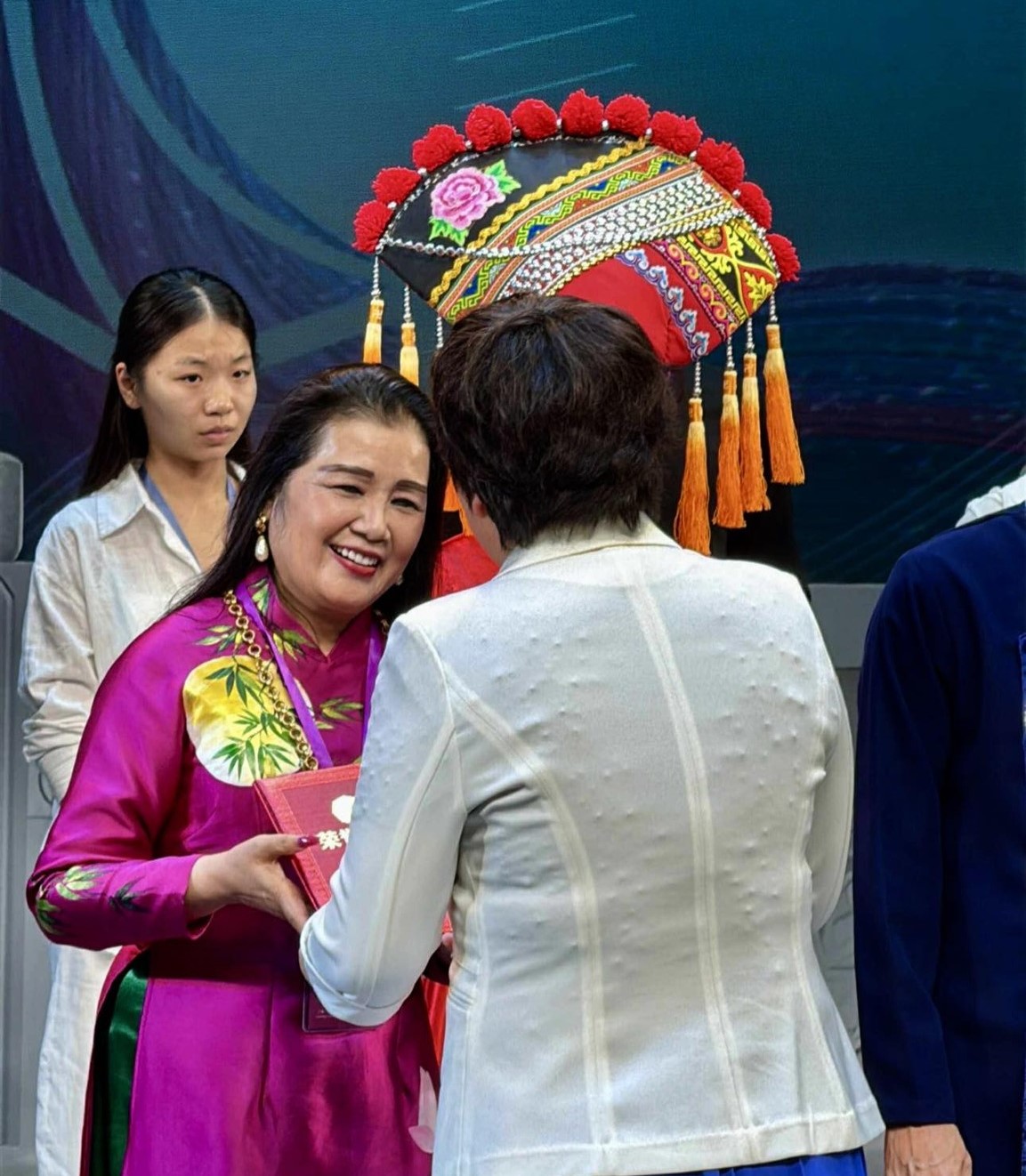 NSND Lệ Ngọ nhận Giải Hoa Dâm Bụt cho Vai chính xuất sắc.