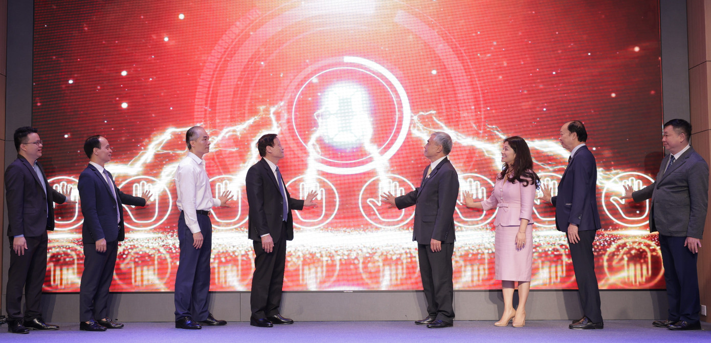 Đại diện Bộ VHTTDL, các hiệp hội  về bản quyền, sáng tạo kích hoạt  nền tảng công bố sáng tạo và bảo vệ  bản quyền số