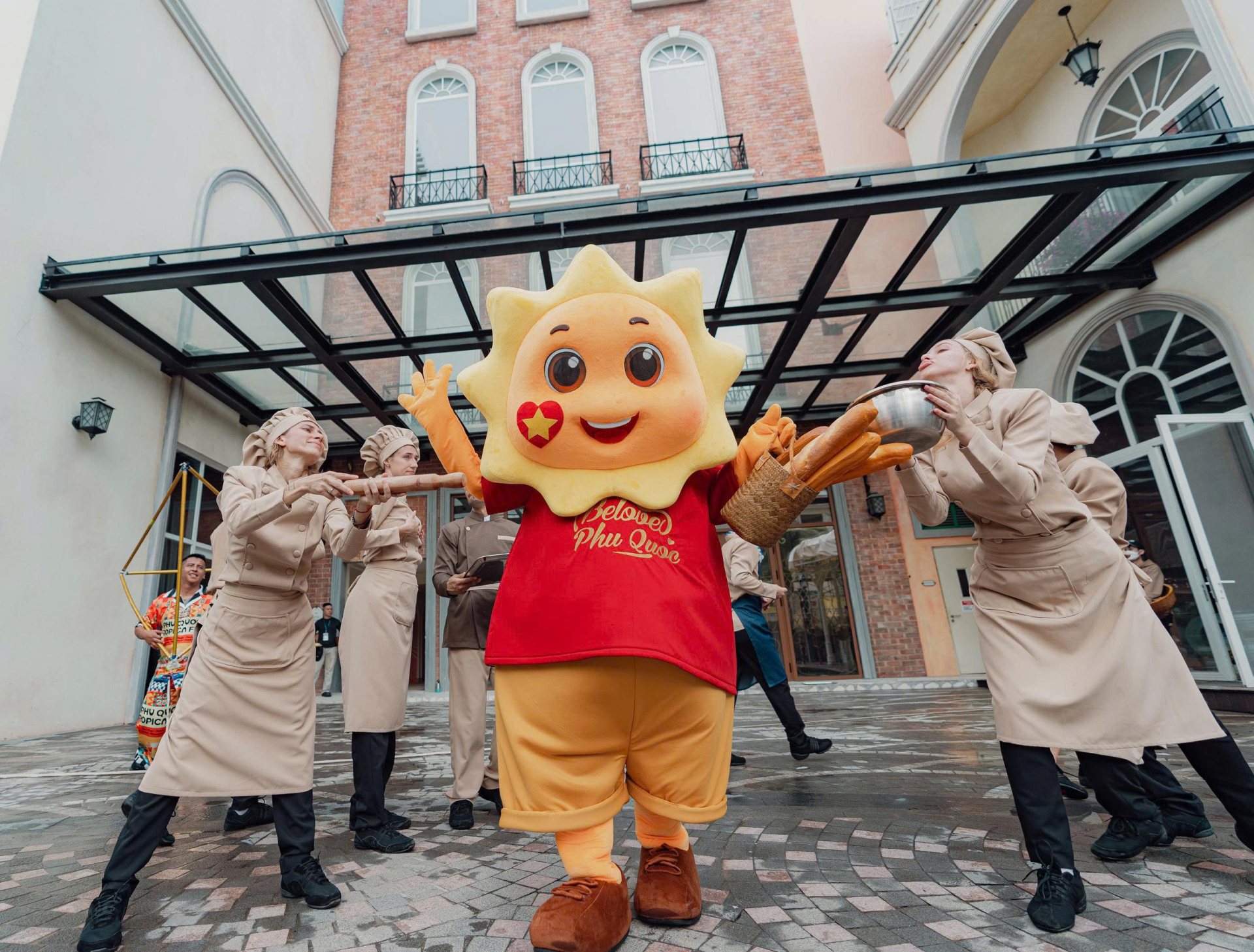 Những show diễn đường phố suốt ngày đêm sẽ khiến du khách trở thành một phần của vở diễn 