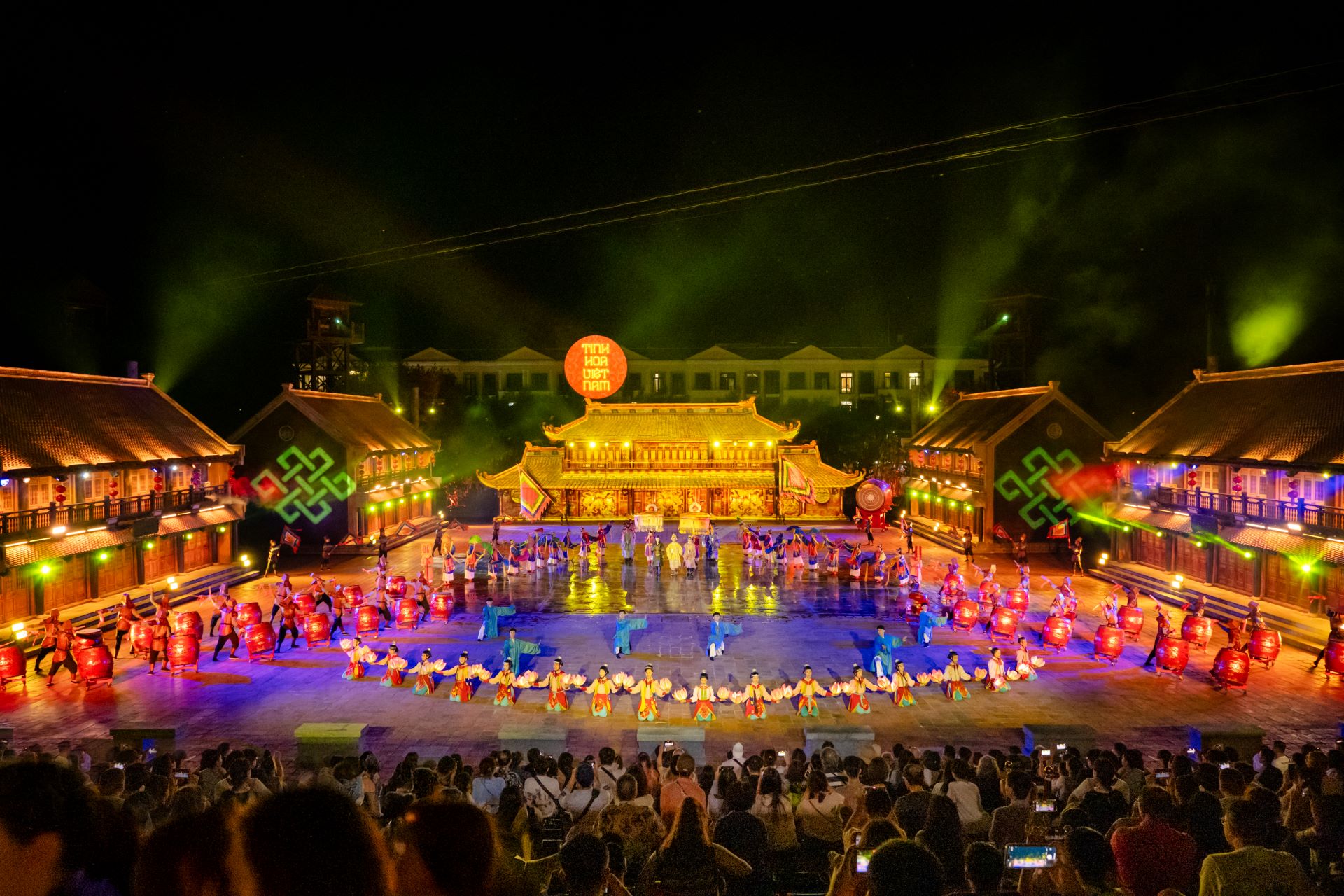 Vingroup cũng góp phần quảng bá rộng rãi văn hoá nghệ thuật cổ truyền dân tộc thông qua các show thực cảnh sống động, được biểu diễn tại các khu du lịch Vinpearl.