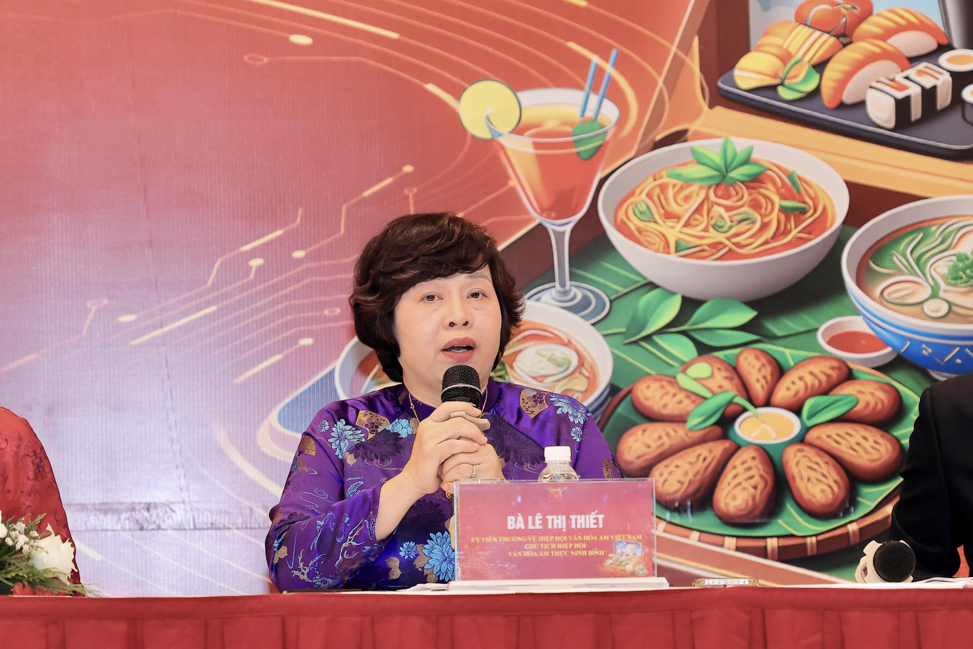  Bà Lê Thị Thiết, Chủ tịch Hiệp hội Văn hóa Ẩm thực tỉnh Ninh Bình, thành viên Ban Tổ chức, cho biết: “Chúng tôi muốn mang đến Liên hoan năm nay hình ảnh một Việt Nam đậm đà bản sắc nhưng luôn rộng mở với thế giới