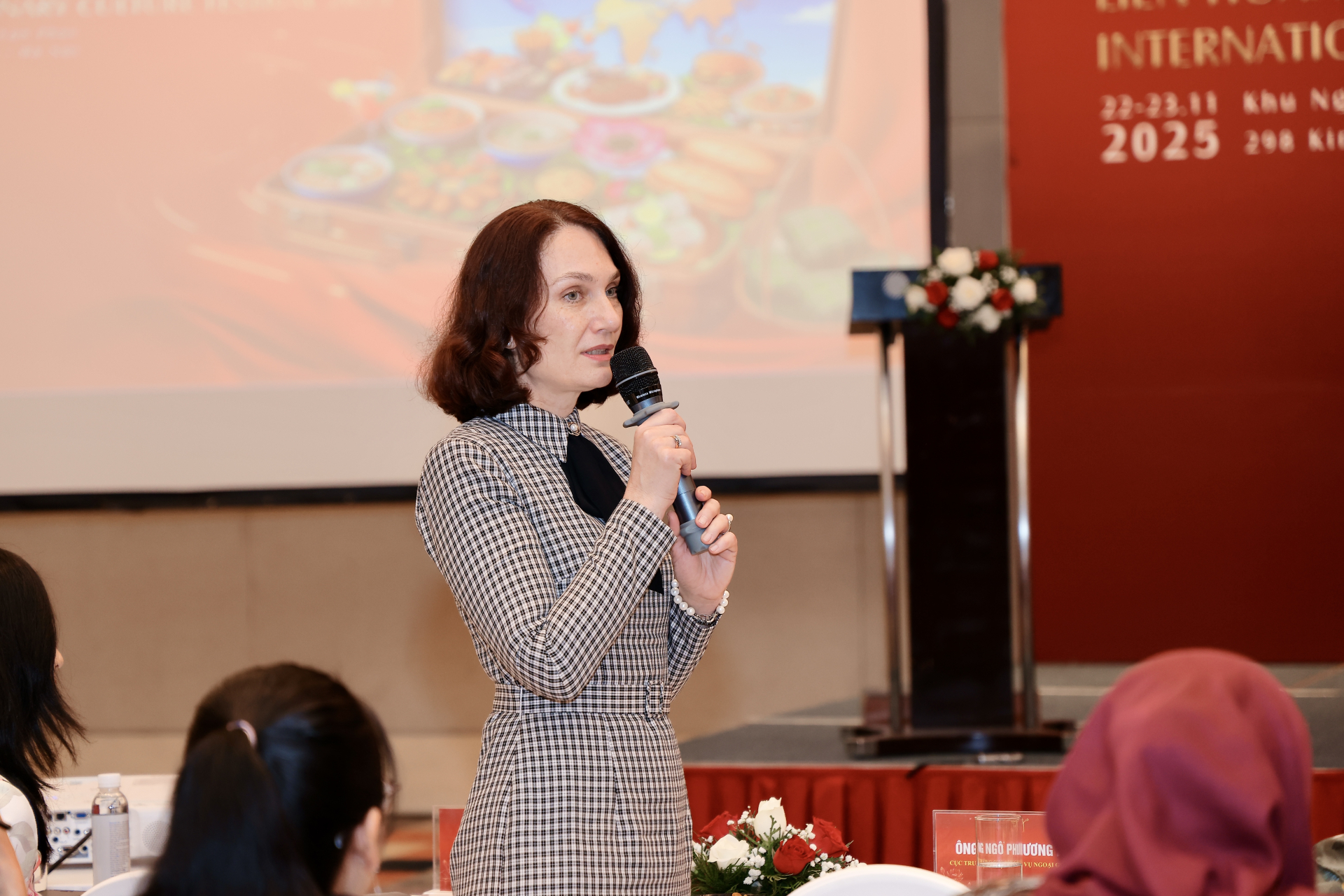 Phu nhân Đại sứ Nga tại Việt Nam phát biểu tại cuộc họp báo.