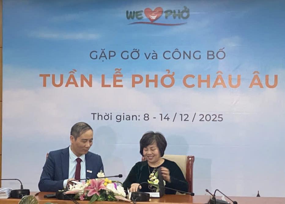 Nghệ nhân ẩm thực Lê Thị Thiết và đại diện We Love Phở ký kết hợp tác lan tỏa và tham gia các sự kiện phát triển văn hóa ẩm thực và phở Việt Nam tại châu Âu.