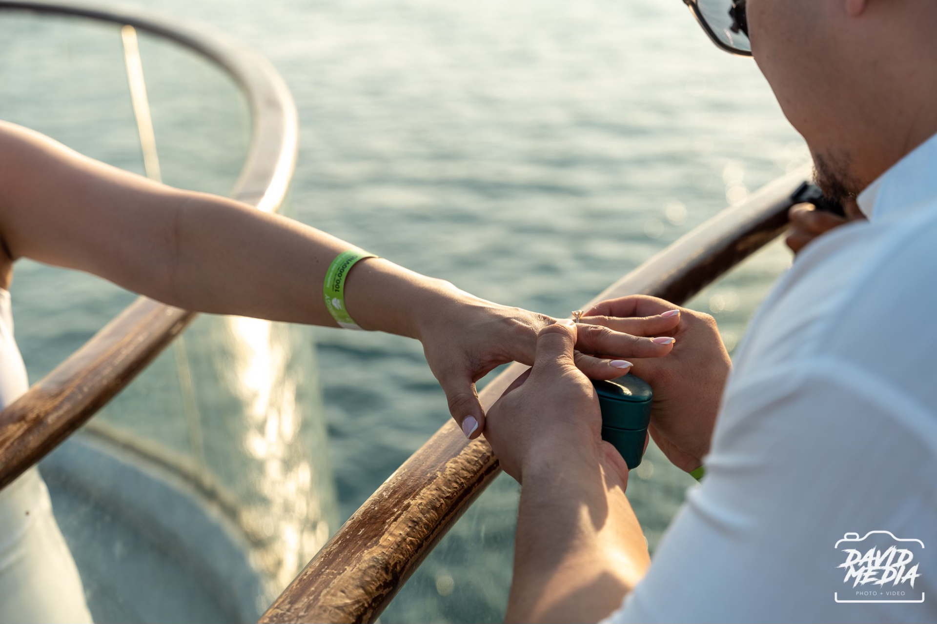 Khoảng trống của Cầu Hôn chỉ được lấp đầy bởi cái ôm, nụ hôn và cả khoảnh khắc trao nhẫn đính ước. Ảnh: David Media