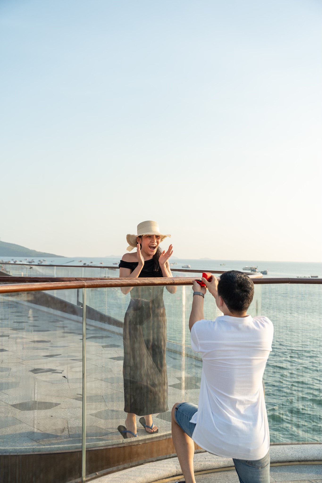 Khoảnh khắc bất ngờ đầy hạnh phúc của cô gái được cầu hôn trên Cầu Hôn. Ảnh: David Media