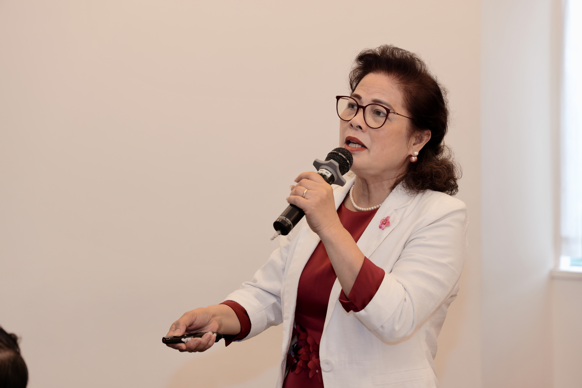 Bà Lê Thị Khánh Vân, Phó Chủ tịch Hiệp hội Thông tin khoa học và Công nghệ Việt Nam (VASTI) trình bày báo cáo tại hội thảo.