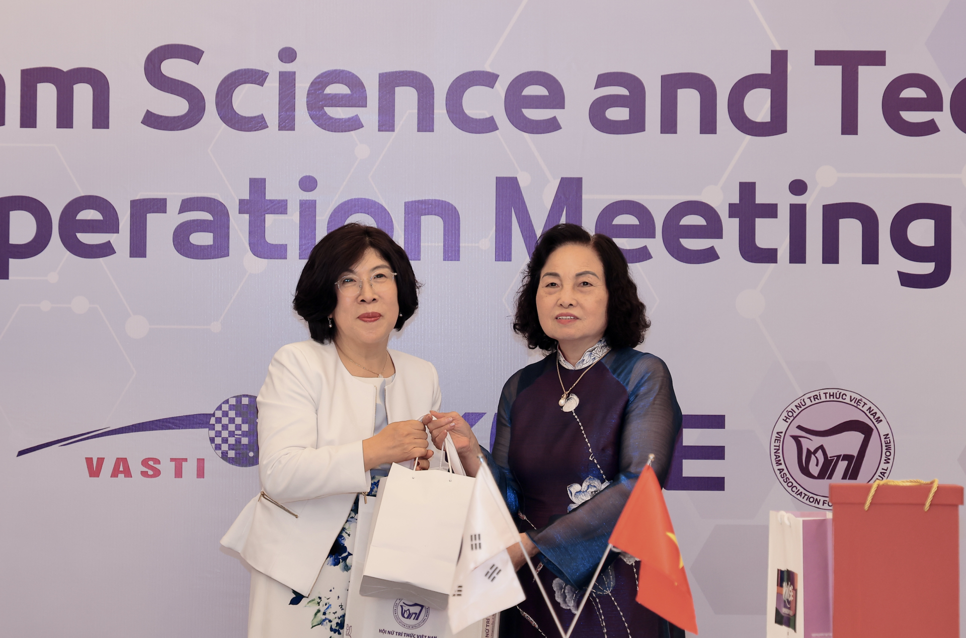 Bà Lim Hye Won, Chủ tịch Hiệp hội Nữ khoa học gia và Kỹ sư Hàn Quốc (KWSE) và GS.TS Lê Thị Hợp, Chủ tịch Hội Nữ trí thức Việt Nam (VAFIW) trao tặng quà lưu niệm.