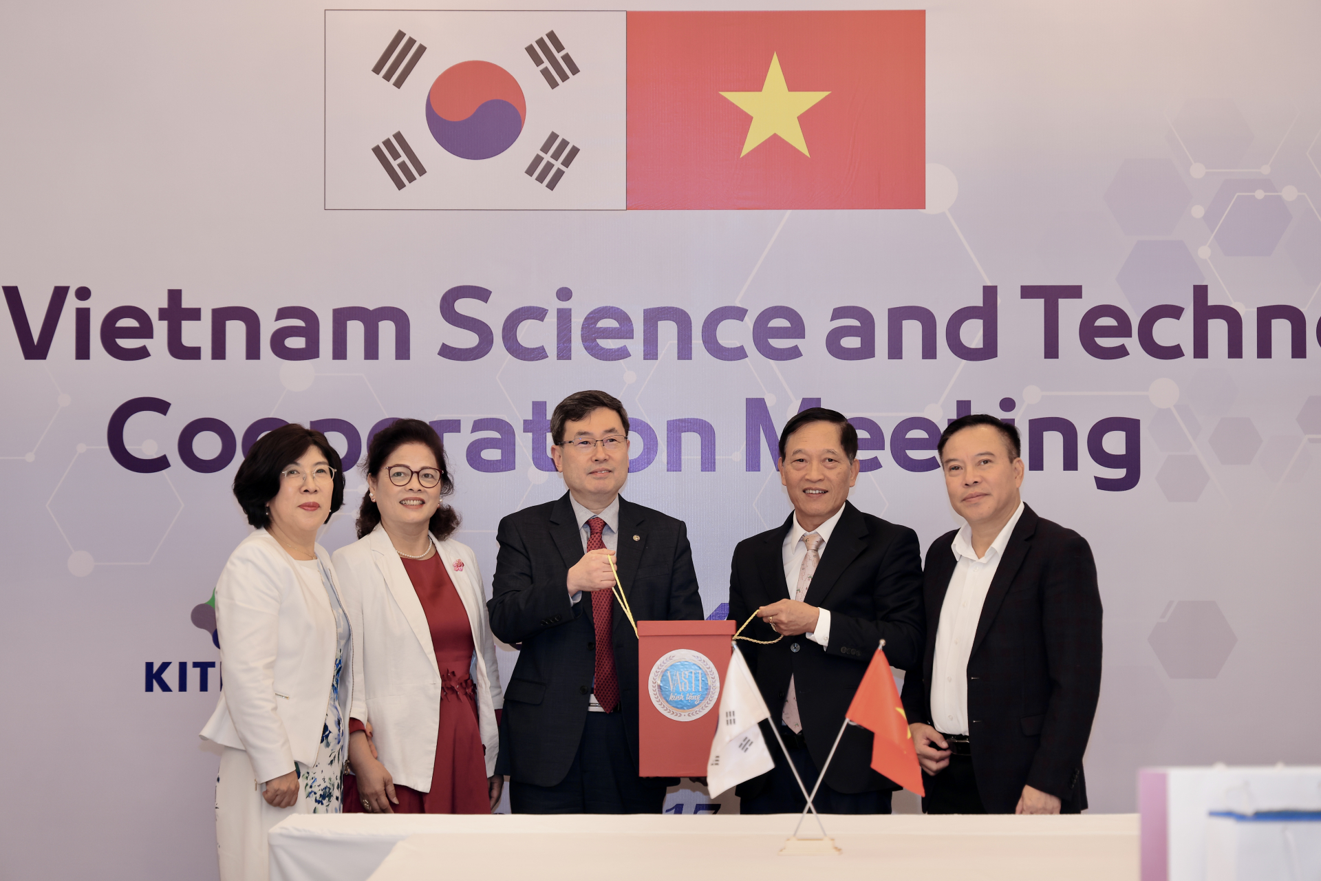 Ông Lee Sang Mok, Chủ tịch Viện Công nghệ Công nghiệp Hàn Quốc (KITECH) và ông Trần Văn Tùng, nguyên Thứ trưởng Bộ Khoa học và Công nghệ, Chủ tịch Hiệp hội Thông tin khoa học và Công nghệ Việt Nam (VASTI) trao tặng quà lưu niệm.