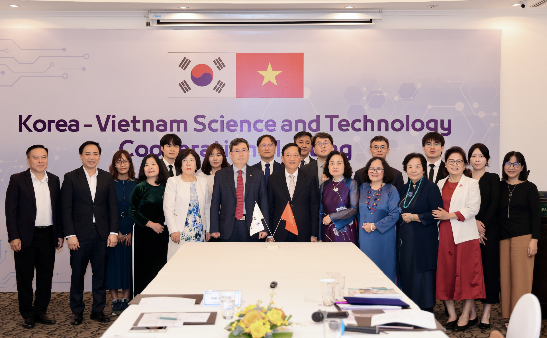 Các đại biểu chụp ảnh lưu niệm