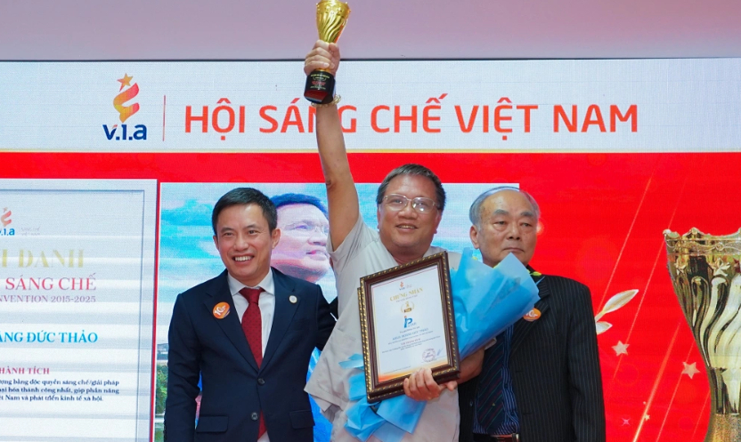 Ông Hoàng Đức Thảo, Chủ tịch Hiệp hội Doanh nghiệp khoa học và công nghệ Việt Nam, Chủ tịch HĐQT kiêm Tổng giám đốc Busadco, được vinh danh ở hạng mục trong nước.