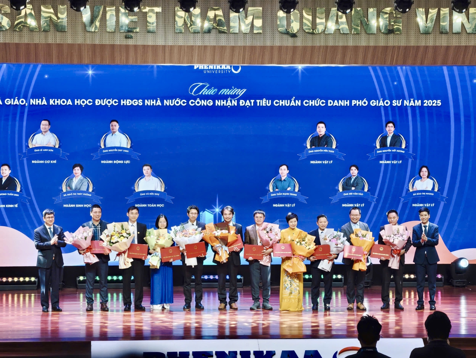 PGS.TS Ngô Thị Thúy Hường(áo dài vàng) là 1 trong số 2 tân phó giáo sư năm 2025 của Trường đại học Phenikaa.