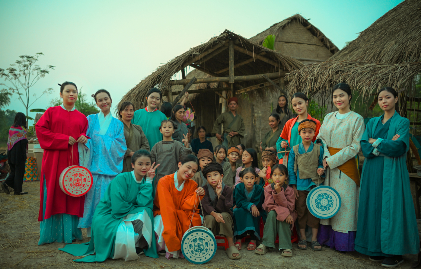 Các bạn trẻ trong trang phục cổ ở phim trường