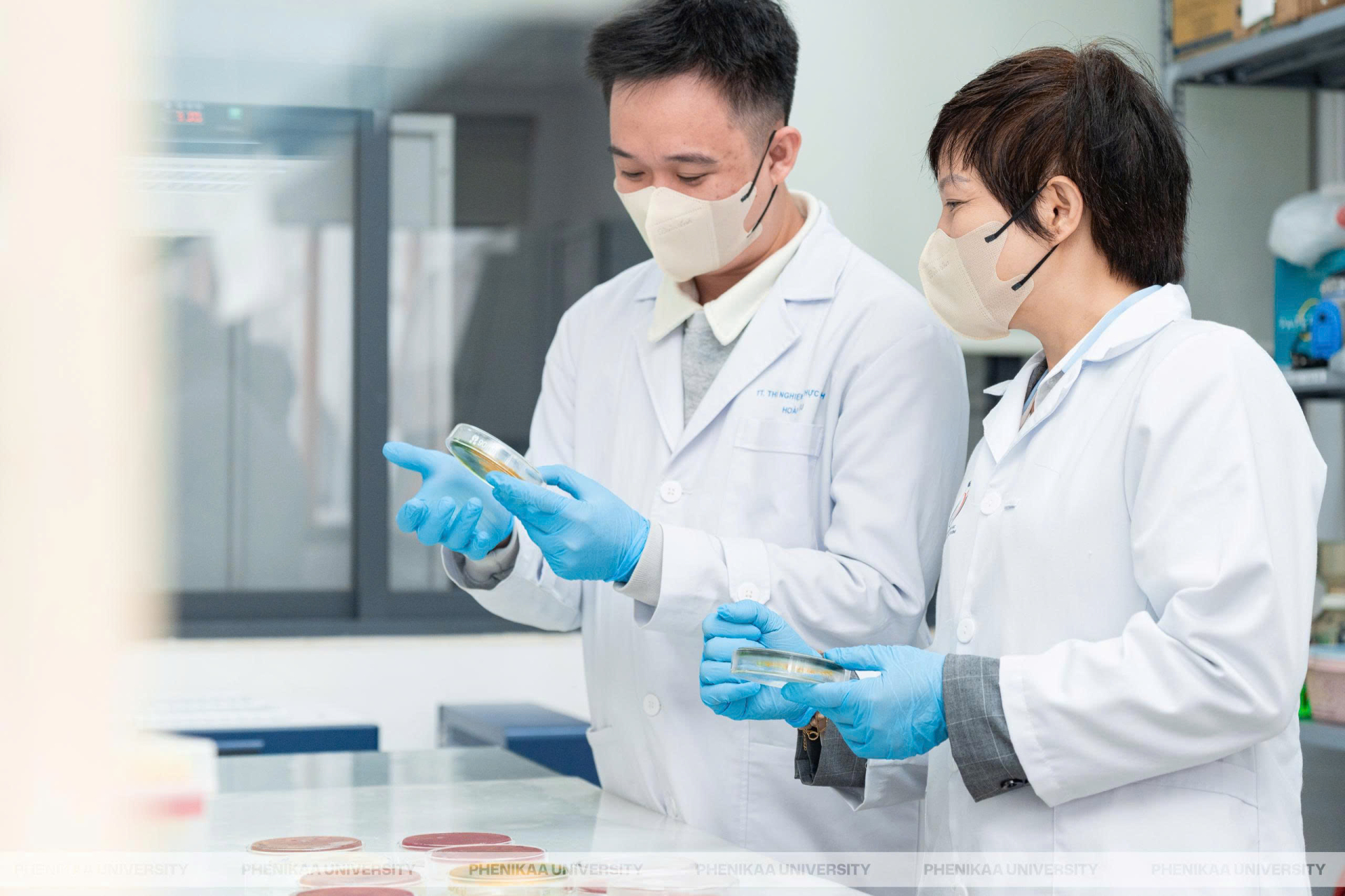 Hơn 25 năm theo đuổi khoa học, từ những thử nghiệm đầu tiên về thủy sinh vật đến các công trình quy mô lớn về dioxin, vi nhựa và sức khỏe cộng đồng, PGS.TS Ngô Thị Thúy Hường đã kiên định với một con đường duy nhất: khoa học vì con người và tương lai bền vững.