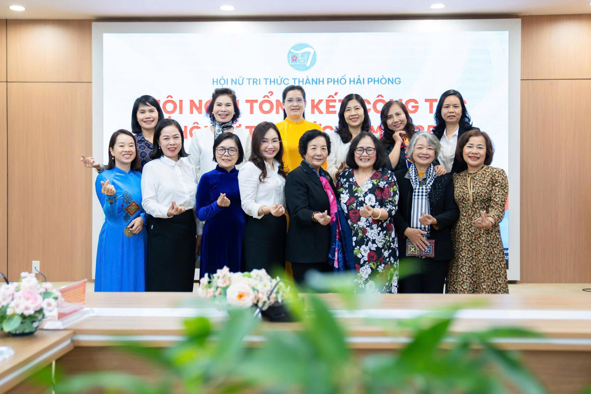 Hội NTT VN chụp ảnh kỷ niệm với các đại biểu