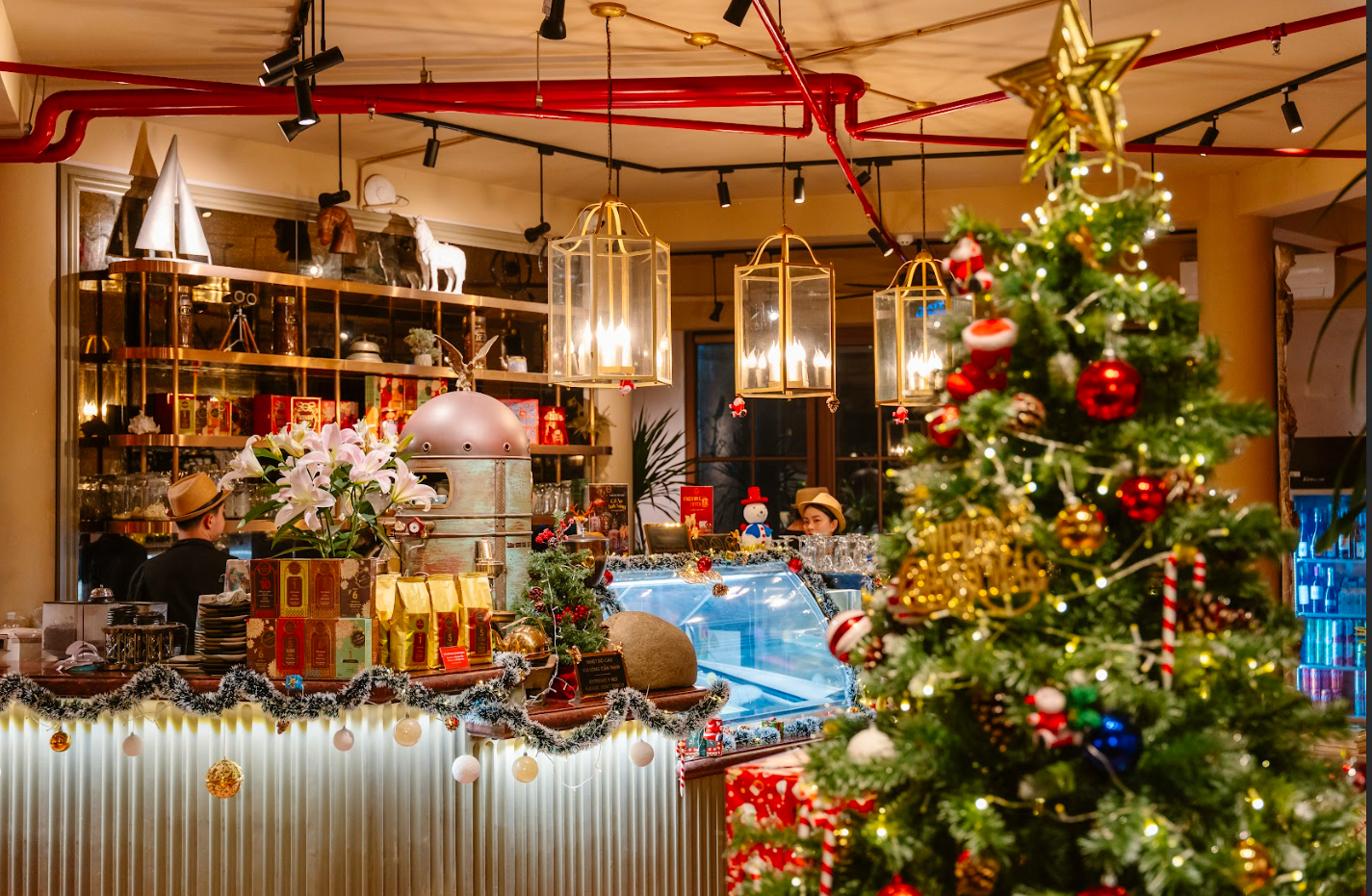 Các cửa tiệm Sunset Bazaar ngập tràn ánh đèn và sắc màu Giáng Sinh