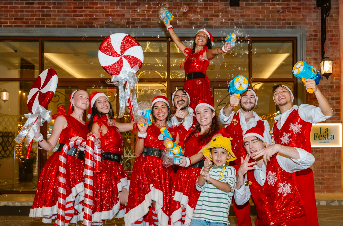 Du khách nhí hào hứng giao lưu với các nghệ sĩ hóa trang Noel