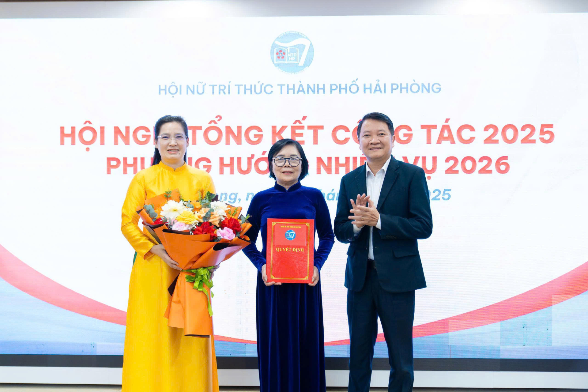 TS Nguyễn Văn Tính trao Quyết định cho Hội NTT Hải Phòng là thành viên của Liên hiệp Hội Khoa học Kỹ thuật thành phố Hải Phòng.